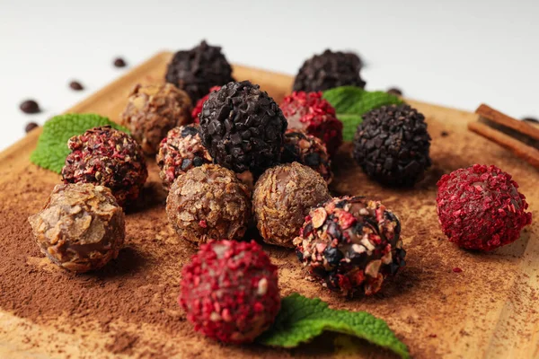 Beyaz arka planda çikolatalı şeker kavramı