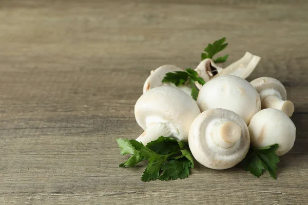 Tahtada şampiyon olan lezzetli yemek kavramı.