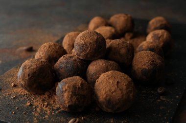 Koyu dokulu arka planda yer mantarlı şekerleme kavramı