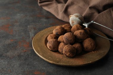 Koyu dokulu arka planda yer mantarlı şekerleme kavramı