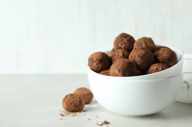 Beyaz arka planda yer mantarlı şekerleme kavramı