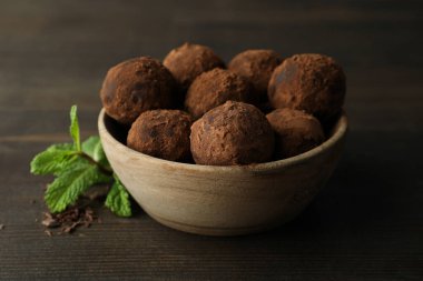 Koyu ahşap arka planda yer mantarlı şekerleme kavramı