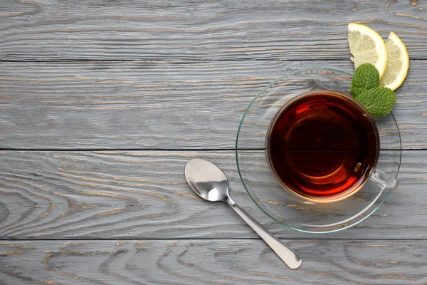 Gri ahşap arka planda çay ile sıcak içecek kavramı