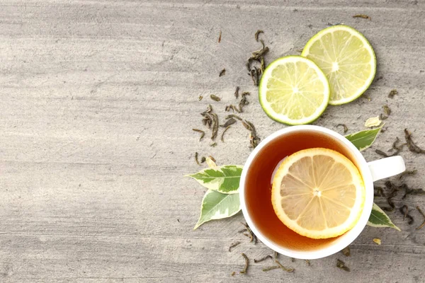 Konzept Des Heißgetränks Mit Tee Auf Grauem Holzgrund — Stockfoto