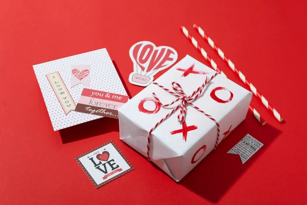 Valentinstag Accessoires Auf Rotem Hintergrund Nahaufnahme — Stockfoto