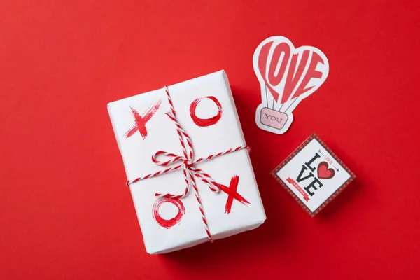 Valentinstag Konzept Mit Tic Tac Toe Auf Geschenkbox Auf Rotem — Stockfoto
