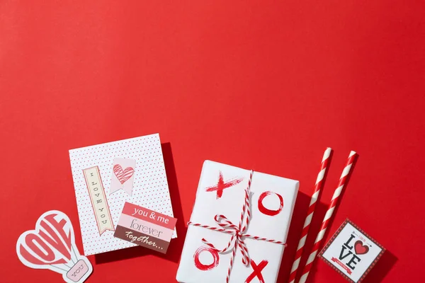 Accesorios San Valentín Sobre Fondo Rojo Espacio Para Texto —  Fotos de Stock