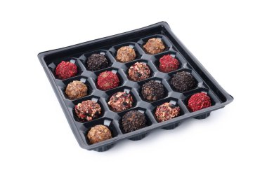 Beyaz arka planda izole kutusunda çikolata şekerler