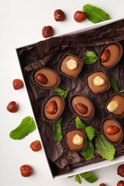 Beyaz arka planda çikolatalı şeker kavramı