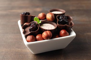 Tahta arka planda çikolatalı şeker kavramı