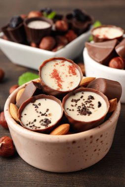 Tahta arka planda çikolatalı şeker kavramı
