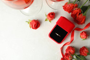 Evlilik aksesuarları ve alyans kavramı.