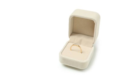 Kutudaki alyans beyaz arkaplanda izole.