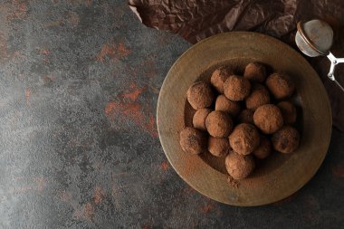 Koyu dokulu arka planda yer mantarlı şekerleme kavramı