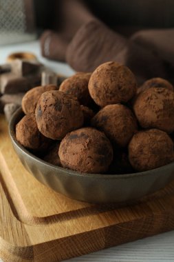 Beyaz ahşap masada yer mantarlı şekerleme kavramı
