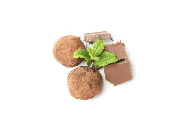 Beyaz arka planda izole edilmiş trüf mantarlı tatlılar kavramı