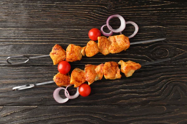 Concetto Cibo Gustoso Con Shashlik Pollo Sfondo Legno Scuro — Foto Stock