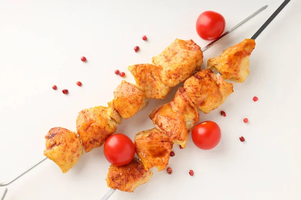 Conceito Comida Saborosa Com Shashlik Frango Fundo Branco — Fotografia de Stock