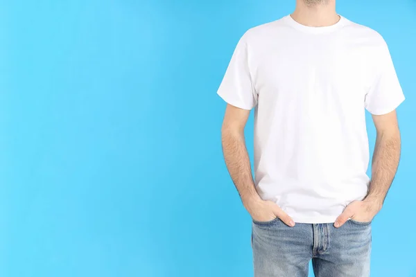 Man Blank Vit Shirt Blå Bakgrund — Stockfoto