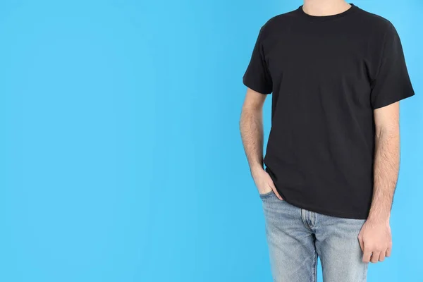 Mann Schwarzem Shirt Auf Blauem Hintergrund — Stockfoto