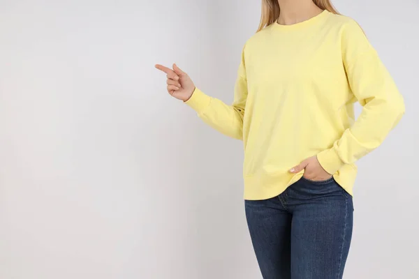 Vrouw Blanco Sweatshirt Licht Grijze Achtergrond — Stockfoto