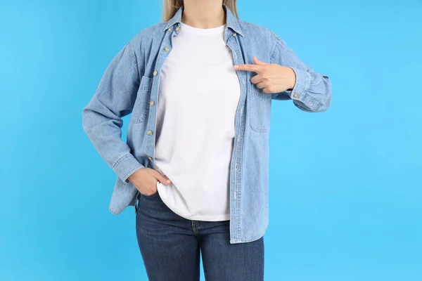 Mujer Camiseta Blanca Camisa Vaquera Sobre Fondo Azul —  Fotos de Stock