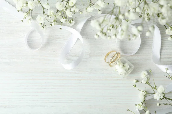 白い木製の背景に結婚指輪と結婚指輪のアクセサリーの概念 — ストック写真