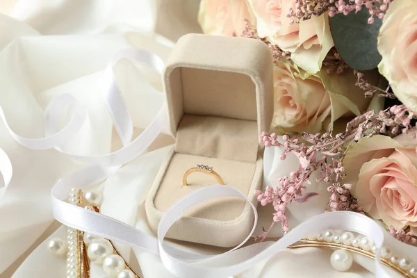 結婚指輪と結婚式のアクセサリーの概念を閉じます — ストック写真