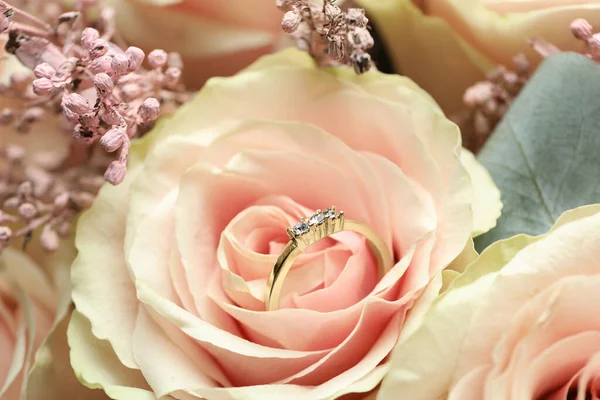 結婚指輪と美しい結婚式の花束を閉じる — ストック写真
