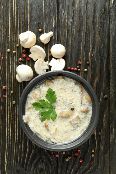 Konzept Des Schmackhaften Essens Mit Pilzsoße Auf Holzgrund — Stockfoto