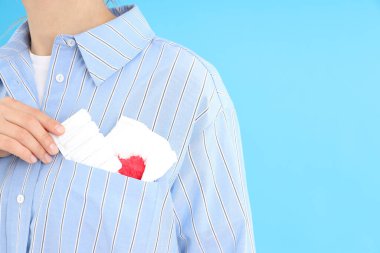 Elinde kan ve fitilli tuvalet kağıdı olan bir kadın. Hemoroit konsepti