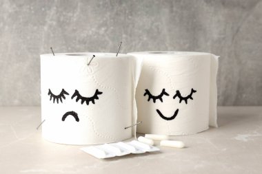 Hafif desenli masadaki basur aksesuarlı sağlık hizmeti kavramı