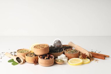 Beyaz masada farklı çay türleri ile çay pişirme kavramı