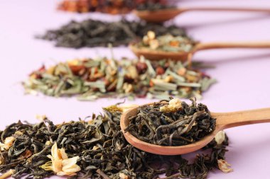 Mor zemin üzerinde farklı çay türleri olan çay pişirme kavramı