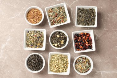 Düz bir zeminde farklı şekillerde çay içilir.