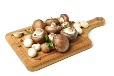 Beyaz arkaplanda izole edilmiş mantarlı tahta