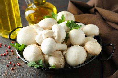 Koyu dokulu arka planda şampiyonla yemek pişirme kavramı