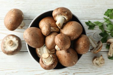 Beyaz üzerine şampiyon olan lezzetli yemek kavramı.