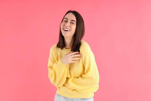 Chica Atractiva Suéter Amarillo Sobre Fondo Rosa —  Fotos de Stock