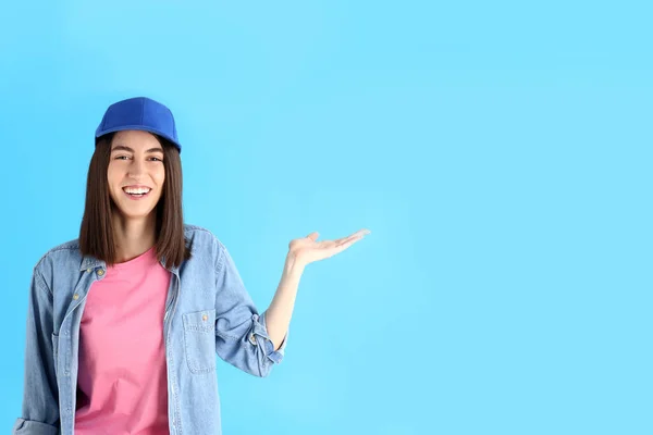 Attraktives Mädchen Mit Mütze Auf Blauem Hintergrund — Stockfoto