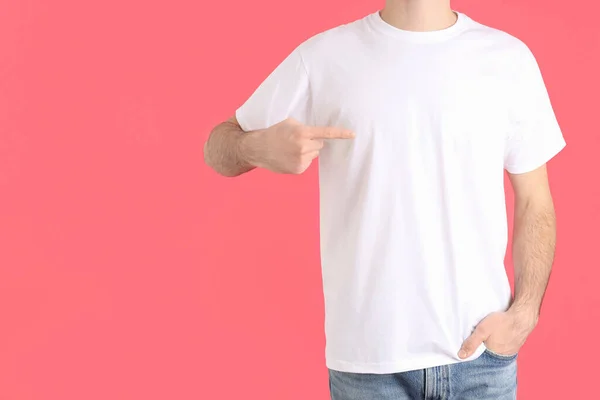 Man Wit Shirt Roze Achtergrond — Stockfoto