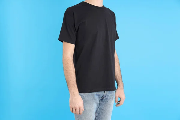 Man Blank Svart Shirt Blå Bakgrund — Stockfoto