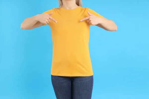 Camiseta Mujer Blanco Naranja Sobre Fondo Azul — Foto de Stock