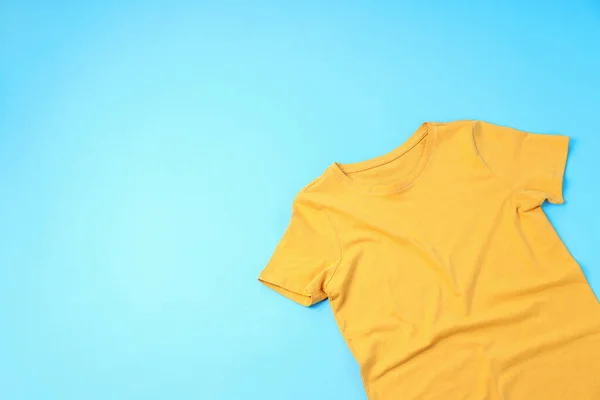 Shirt Amarela Branco Com Espaço Para Impressão Fundo Azul — Fotografia de Stock