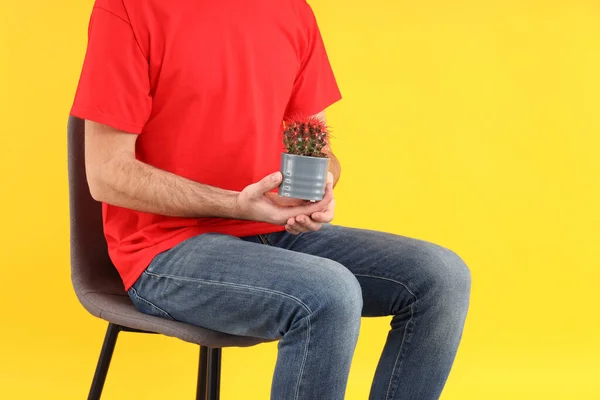 Hombre Sentado Silla Sobre Fondo Amarillo Concepto Hemorroides — Foto de Stock