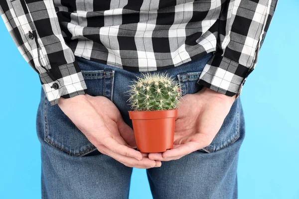 Hombre Sostiene Cactus Cerca Del Fondo Concepto Hemorroides — Foto de Stock