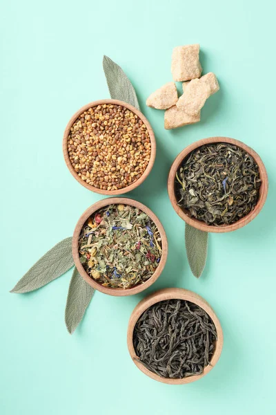 Konzept Des Teekochens Mit Verschiedenen Teesorten Auf Minzhintergrund — Stockfoto