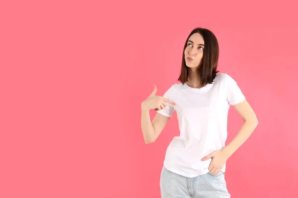 Aantrekkelijk Meisje Wit Shirt Roze Achtergrond — Stockfoto