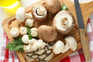 Beyaz ahşap üzerinde mantarla pişirme kavramı