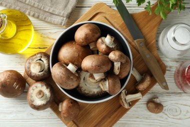 Beyaz ahşap arka planda şampiyon yemek pişirme kavramı